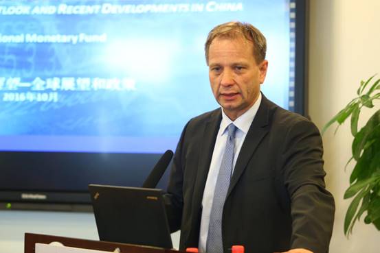 IMF驻华首代Alfred Schipke：后危机时代，各国如何应对|IMF2016《世界经济展望报告》发布会在人民大学举行